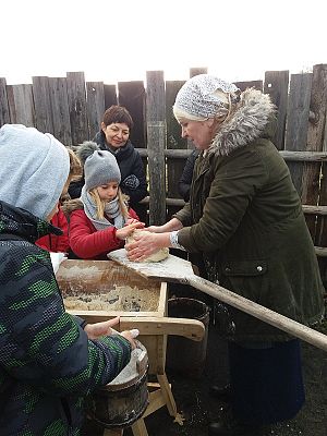 Grafika #9: Zwiedzanie skansenu w Klukach z lekcją muzealną pt. Wokół kuchennego pieca