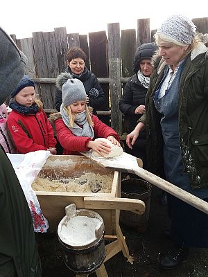  Grafika #11: Zwiedzanie skansenu w Klukach z lekcją muzealną pt. Wokół kuchennego pieca