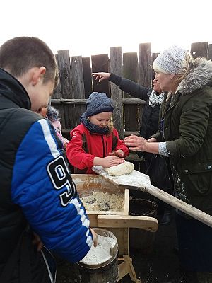  Grafika #12: Zwiedzanie skansenu w Klukach z lekcją muzealną pt. Wokół kuchennego pieca