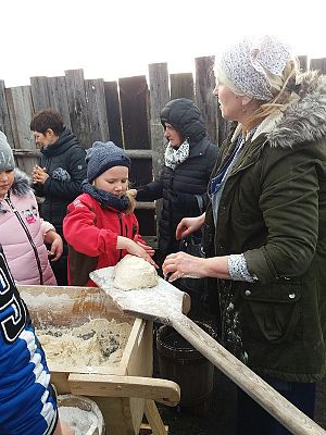  Grafika #13: Zwiedzanie skansenu w Klukach z lekcją muzealną pt. Wokół kuchennego pieca