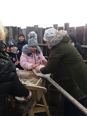  Grafika #7: Zwiedzanie skansenu w Klukach z lekcją muzealną pt. Wokół kuchennego pieca