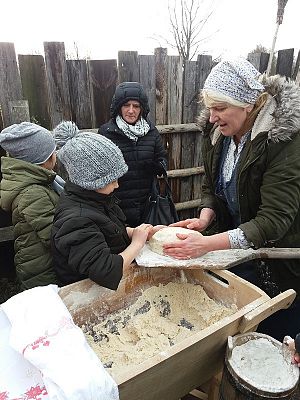  Grafika #17: Zwiedzanie skansenu w Klukach z lekcją muzealną pt. Wokół kuchennego pieca