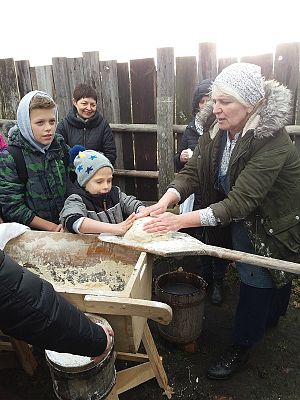  Grafika #3: Zwiedzanie skansenu w Klukach z lekcją muzealną pt. Wokół kuchennego pieca