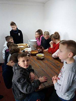  Grafika #4: Zwiedzanie skansenu w Klukach z lekcją muzealną pt. Wokół kuchennego pieca