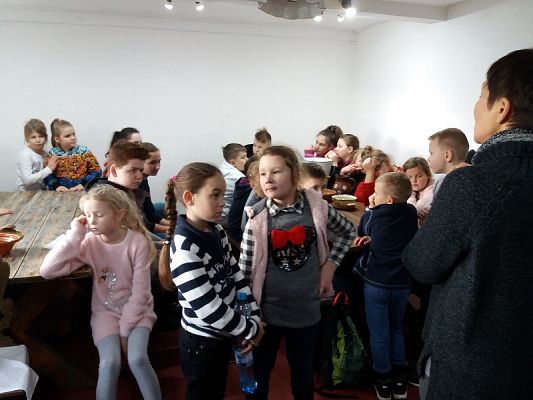  Grafika #25: Zwiedzanie skansenu w Klukach z lekcją muzealną pt. Wokół kuchennego pieca