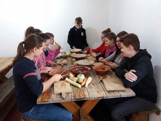  Grafika #23: Zwiedzanie skansenu w Klukach z lekcją muzealną pt. Wokół kuchennego pieca