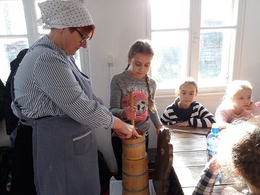  Grafika #29: Zwiedzanie skansenu w Klukach z lekcją muzealną pt. Wokół kuchennego pieca