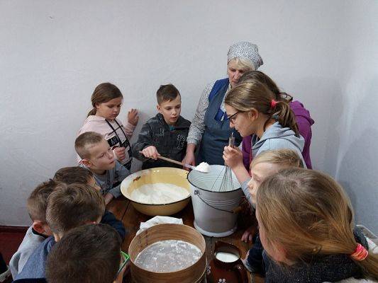  Grafika #24: Zwiedzanie skansenu w Klukach z lekcją muzealną pt. Wokół kuchennego pieca