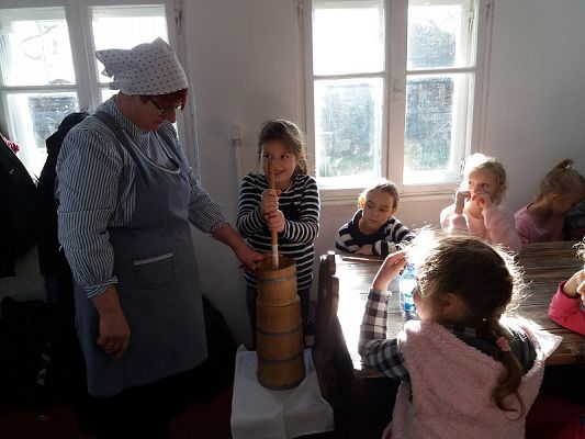  Grafika #34: Zwiedzanie skansenu w Klukach z lekcją muzealną pt. Wokół kuchennego pieca