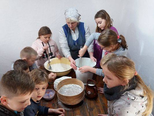  Grafika #47: Zwiedzanie skansenu w Klukach z lekcją muzealną pt. Wokół kuchennego pieca