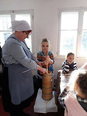 Grafika #46: Zwiedzanie skansenu w Klukach z lekcją muzealną pt. Wokół kuchennego pieca
