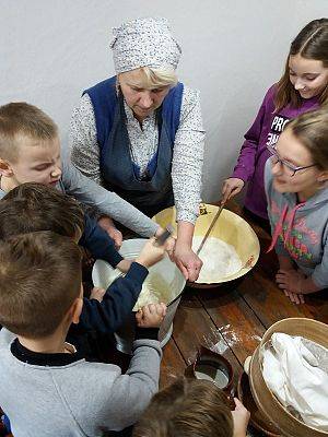  Grafika #45: Zwiedzanie skansenu w Klukach z lekcją muzealną pt. Wokół kuchennego pieca