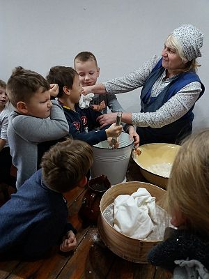  Grafika #37: Zwiedzanie skansenu w Klukach z lekcją muzealną pt. Wokół kuchennego pieca