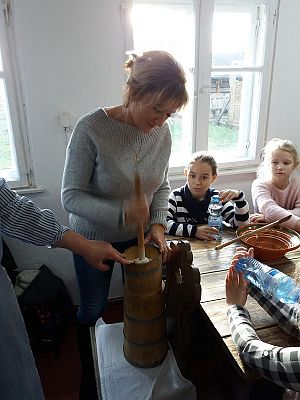  Grafika #41: Zwiedzanie skansenu w Klukach z lekcją muzealną pt. Wokół kuchennego pieca