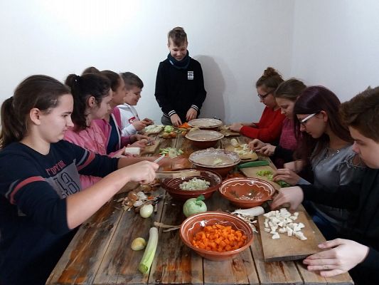  Grafika #39: Zwiedzanie skansenu w Klukach z lekcją muzealną pt. Wokół kuchennego pieca