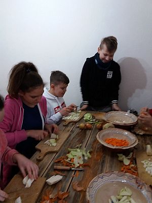  Grafika #36: Zwiedzanie skansenu w Klukach z lekcją muzealną pt. Wokół kuchennego pieca