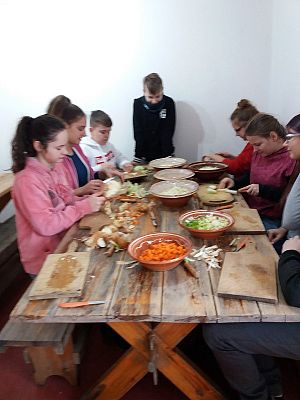  Grafika #30: Zwiedzanie skansenu w Klukach z lekcją muzealną pt. Wokół kuchennego pieca