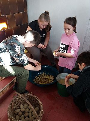  Grafika #40: Zwiedzanie skansenu w Klukach z lekcją muzealną pt. Wokół kuchennego pieca