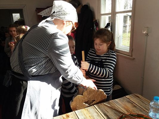  Grafika #61: Zwiedzanie skansenu w Klukach z lekcją muzealną pt. Wokół kuchennego pieca