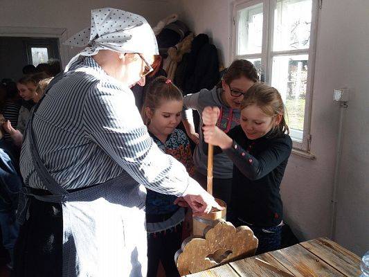  Grafika #42: Zwiedzanie skansenu w Klukach z lekcją muzealną pt. Wokół kuchennego pieca