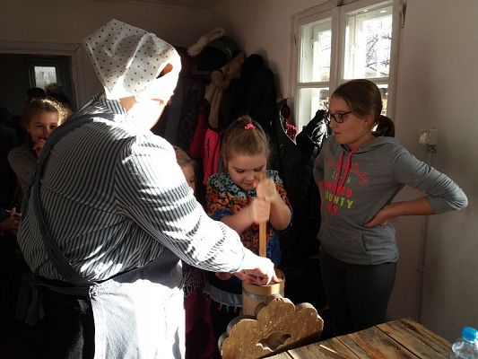  Grafika #43: Zwiedzanie skansenu w Klukach z lekcją muzealną pt. Wokół kuchennego pieca