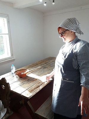  Grafika #44: Zwiedzanie skansenu w Klukach z lekcją muzealną pt. Wokół kuchennego pieca