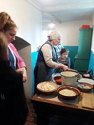  Grafika #26: Zwiedzanie skansenu w Klukach z lekcją muzealną pt. Wokół kuchennego pieca