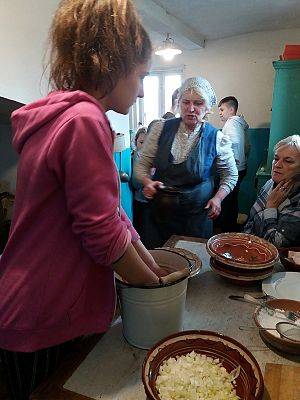  Grafika #54: Zwiedzanie skansenu w Klukach z lekcją muzealną pt. Wokół kuchennego pieca