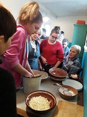  Grafika #48: Zwiedzanie skansenu w Klukach z lekcją muzealną pt. Wokół kuchennego pieca