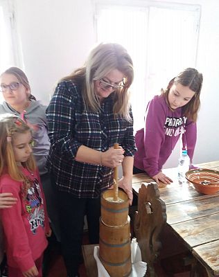  Grafika #32: Zwiedzanie skansenu w Klukach z lekcją muzealną pt. Wokół kuchennego pieca