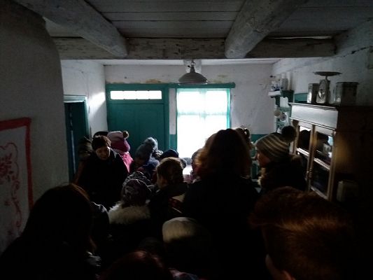  Grafika #27: Zwiedzanie skansenu w Klukach z lekcją muzealną pt. Wokół kuchennego pieca