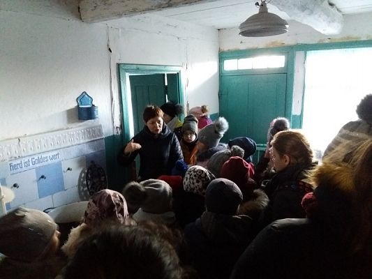  Grafika #50: Zwiedzanie skansenu w Klukach z lekcją muzealną pt. Wokół kuchennego pieca