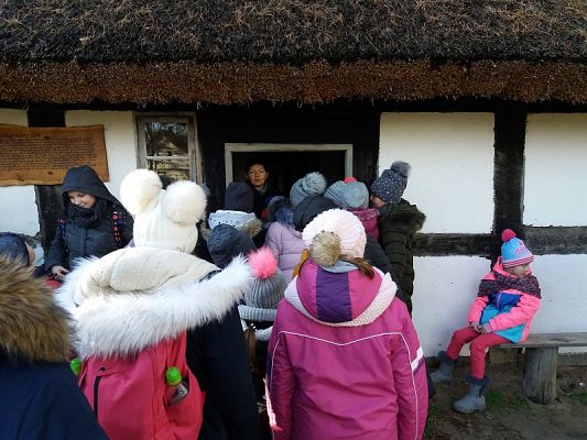  Grafika #64: Zwiedzanie skansenu w Klukach z lekcją muzealną pt. Wokół kuchennego pieca