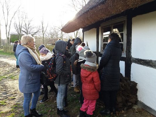  Grafika #58: Zwiedzanie skansenu w Klukach z lekcją muzealną pt. Wokół kuchennego pieca