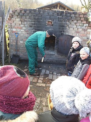  Grafika #56: Zwiedzanie skansenu w Klukach z lekcją muzealną pt. Wokół kuchennego pieca