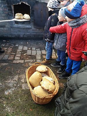  Grafika #59: Zwiedzanie skansenu w Klukach z lekcją muzealną pt. Wokół kuchennego pieca