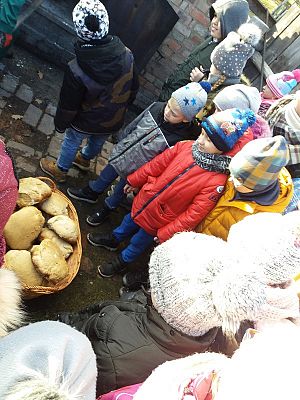  Grafika #63: Zwiedzanie skansenu w Klukach z lekcją muzealną pt. Wokół kuchennego pieca