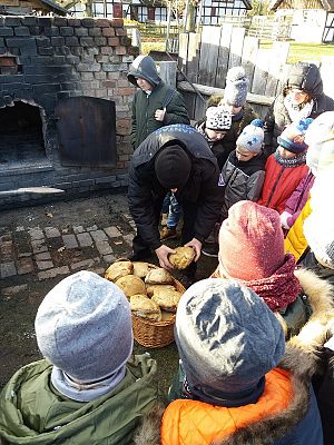  Grafika #66: Zwiedzanie skansenu w Klukach z lekcją muzealną pt. Wokół kuchennego pieca