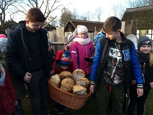  Grafika #62: Zwiedzanie skansenu w Klukach z lekcją muzealną pt. Wokół kuchennego pieca