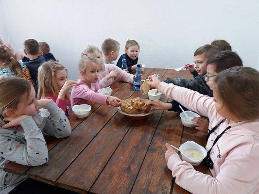 Grafika #53: Zwiedzanie skansenu w Klukach z lekcją muzealną pt. Wokół kuchennego pieca