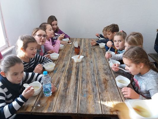  Grafika #60: Zwiedzanie skansenu w Klukach z lekcją muzealną pt. Wokół kuchennego pieca