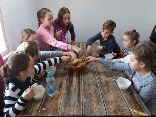  Grafika #65: Zwiedzanie skansenu w Klukach z lekcją muzealną pt. Wokół kuchennego pieca