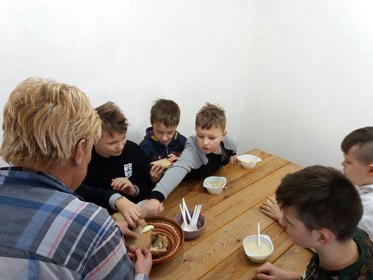  Grafika #35: Zwiedzanie skansenu w Klukach z lekcją muzealną pt. Wokół kuchennego pieca