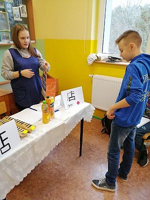  Grafika #0: Scenki teatralne na języku polskim