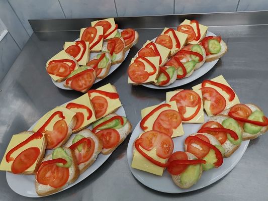 Grafika #2: Krasnale na kanapce :)