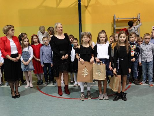 Grafika #0: Uczennice naszej szkoły wyróżnione w Gminnym Konkursie na wiersz bożonarodzeniowy