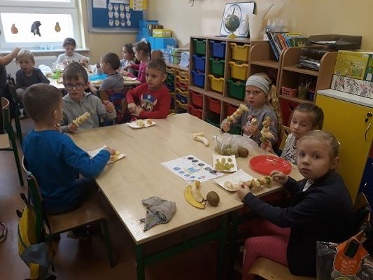  Grafika #2: Szaszłyki z owoców