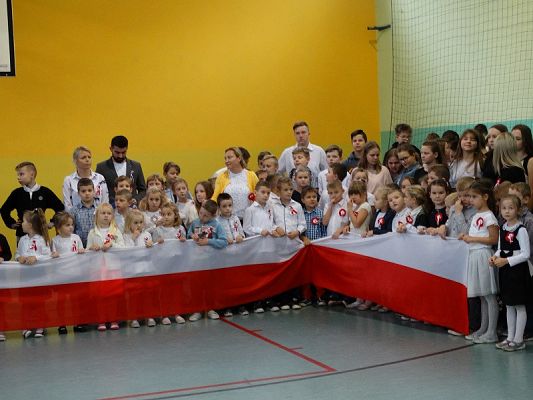 Grafika #1: Szkoła do Hymnu