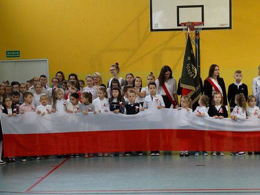 Grafika #12: Szkoła do Hymnu