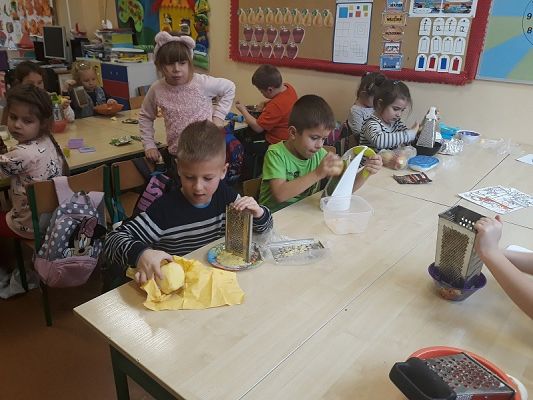 Grafika #5: Desery z jabłek